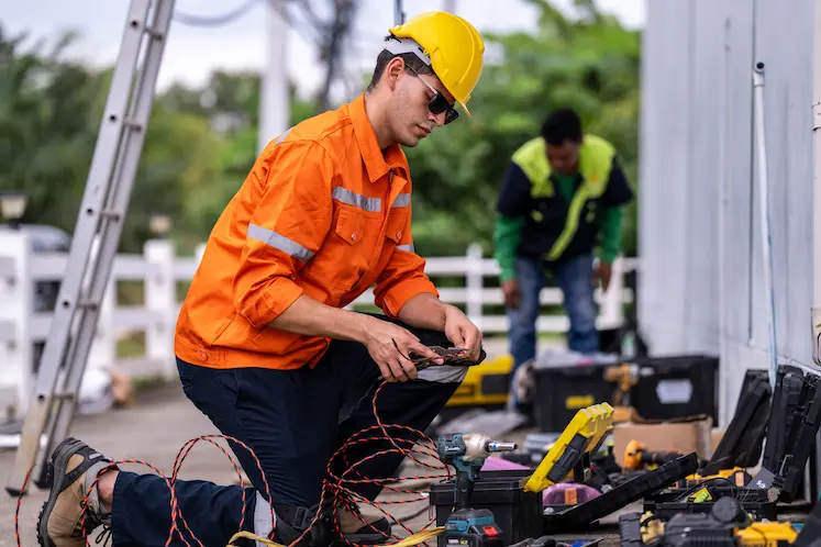 Electricista de urgencia 24 horas reparando un cuadro eléctrico en un domicilio de Valencia