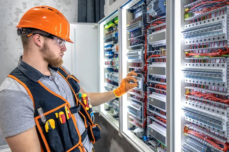 Electricista de urgencia 24 horas reparando un cuadro eléctrico en un domicilio de Barcelona