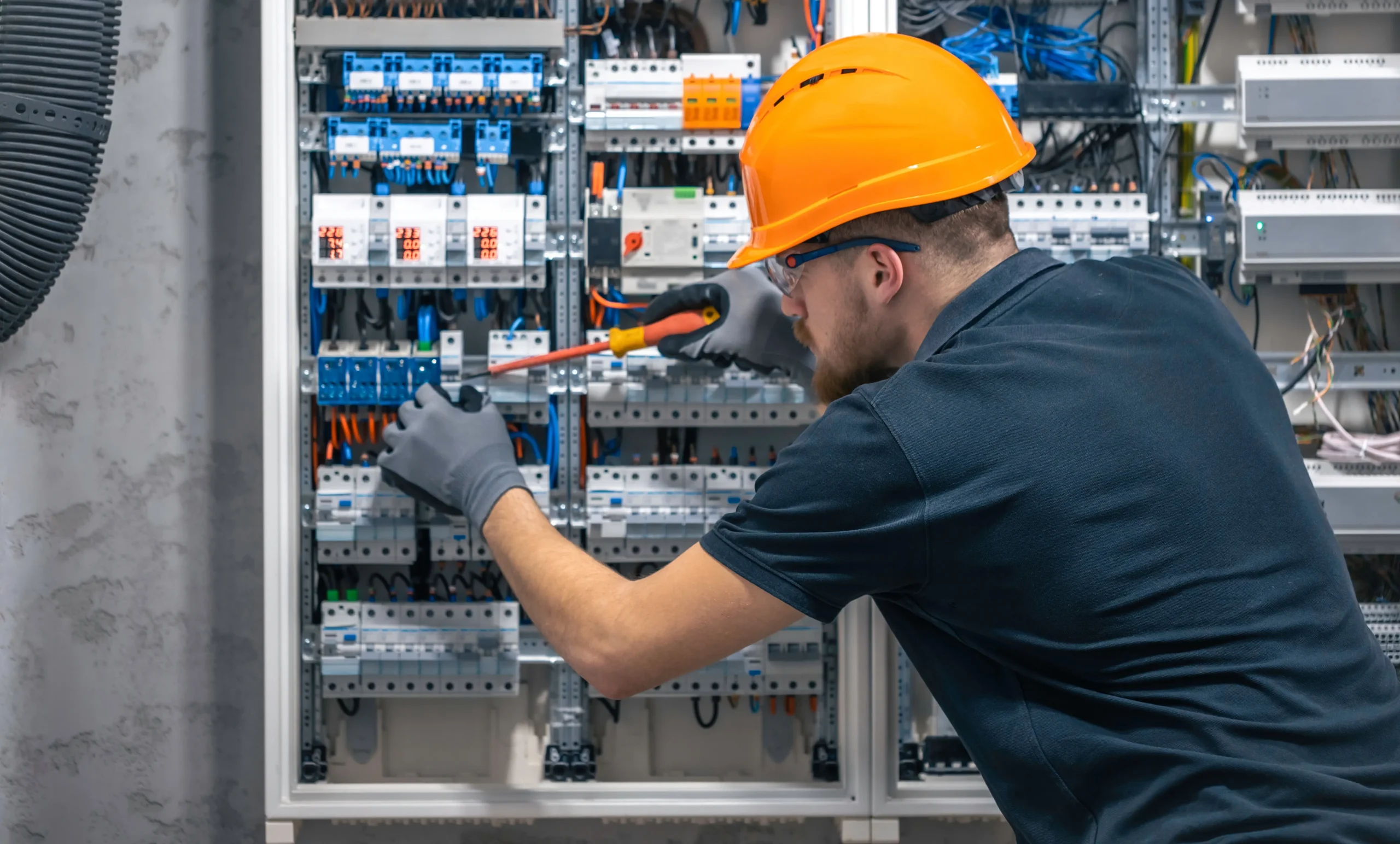 Electricista revisando un cuadro eléctrico durante una intervención de urgencia