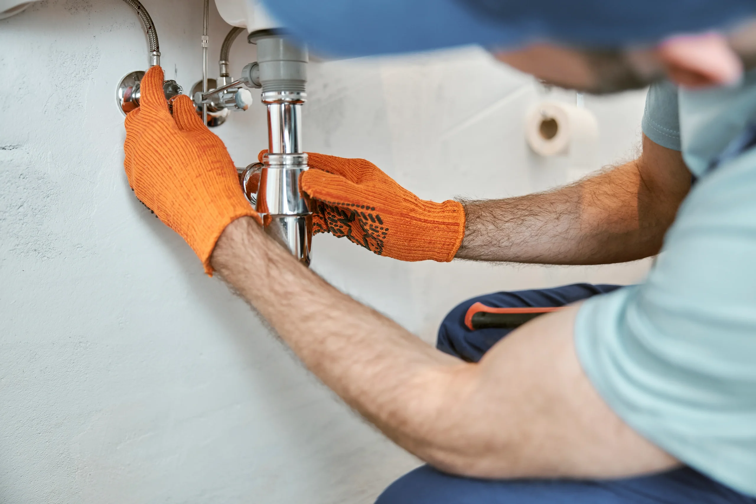 Fontanero de urgencia 24 horas reparando una fuga de agua en un domicilio