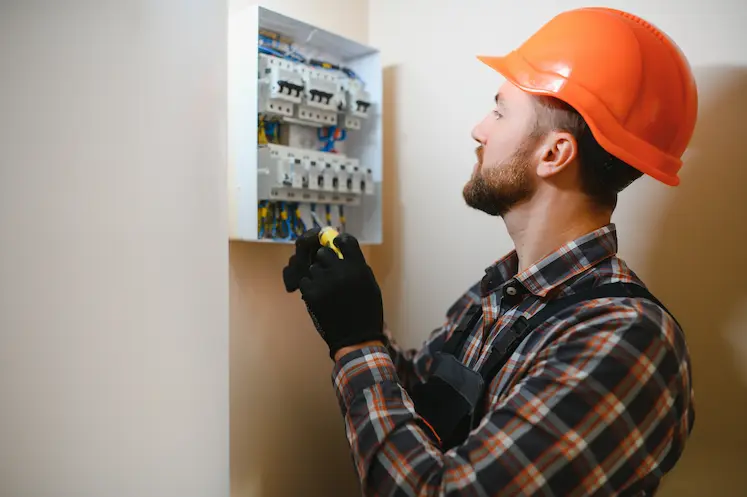 Electricista de urgencia 24 horas reparando un cuadro eléctrico en un domicilio de Madrid