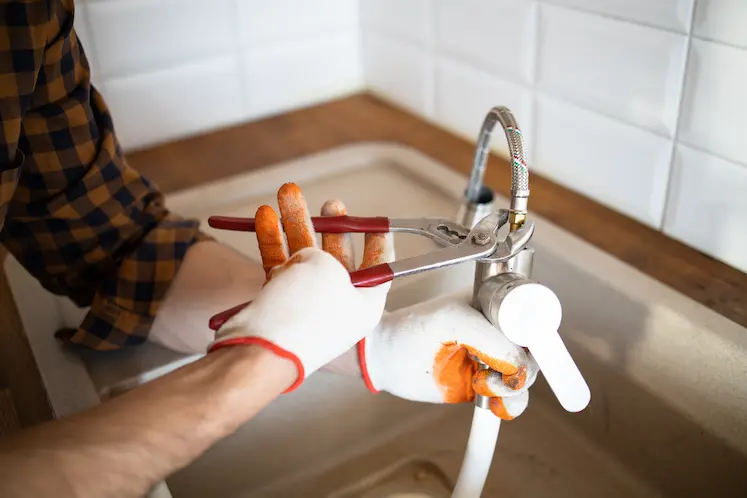 Fontanero de urgencia 24 horas reparando una fuga de agua en un domicilio de Valencia